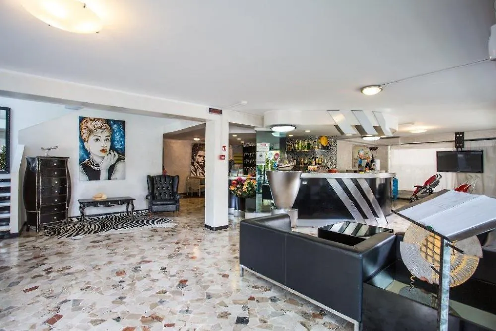 Hotel Hollywood Riccione 2*,  Italien